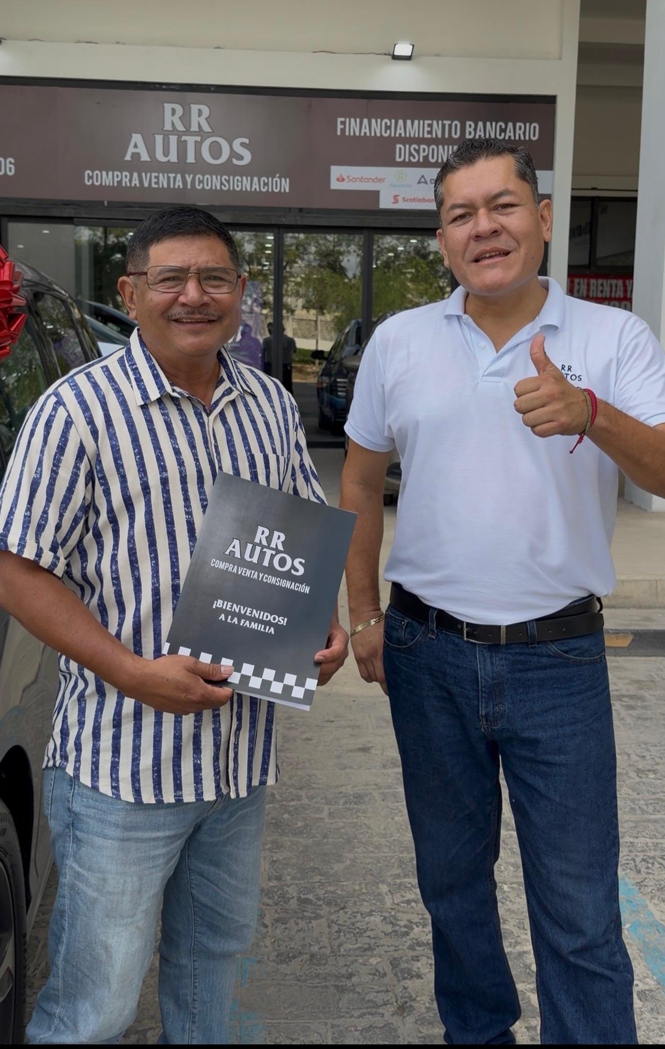 Dos personas frente a RR AUTOS en Master Plaza, Cancún.
