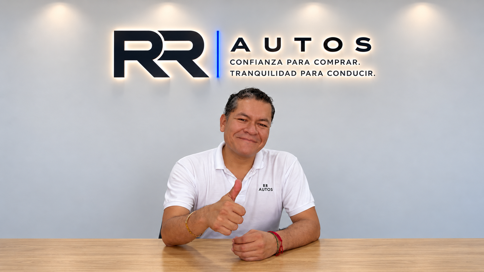 Moisés de RR AUTOS brindando atención personalizada